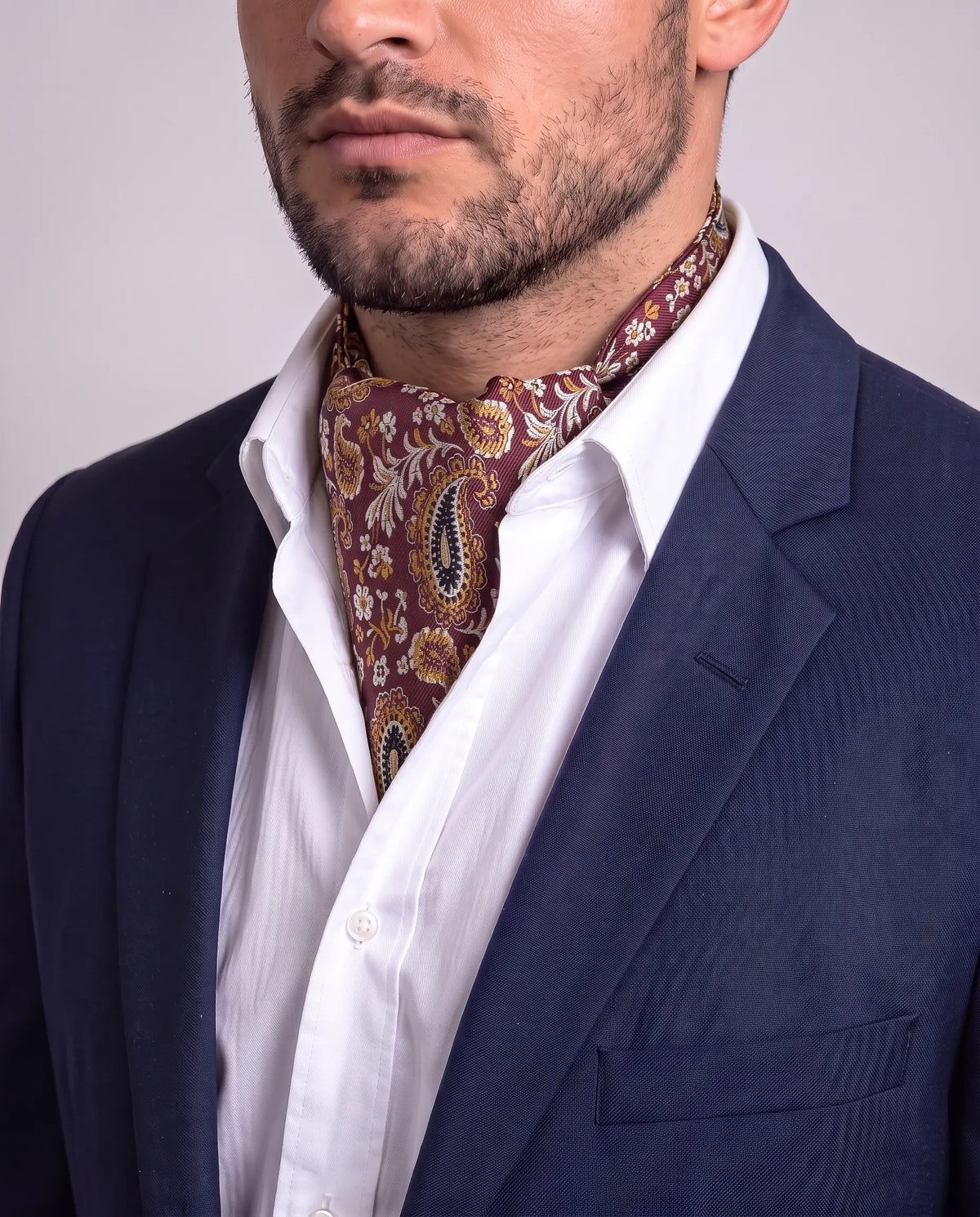 Mann i mørk dressjakke og hvit skjorte med burgunder og gull ascot, modell Venezia