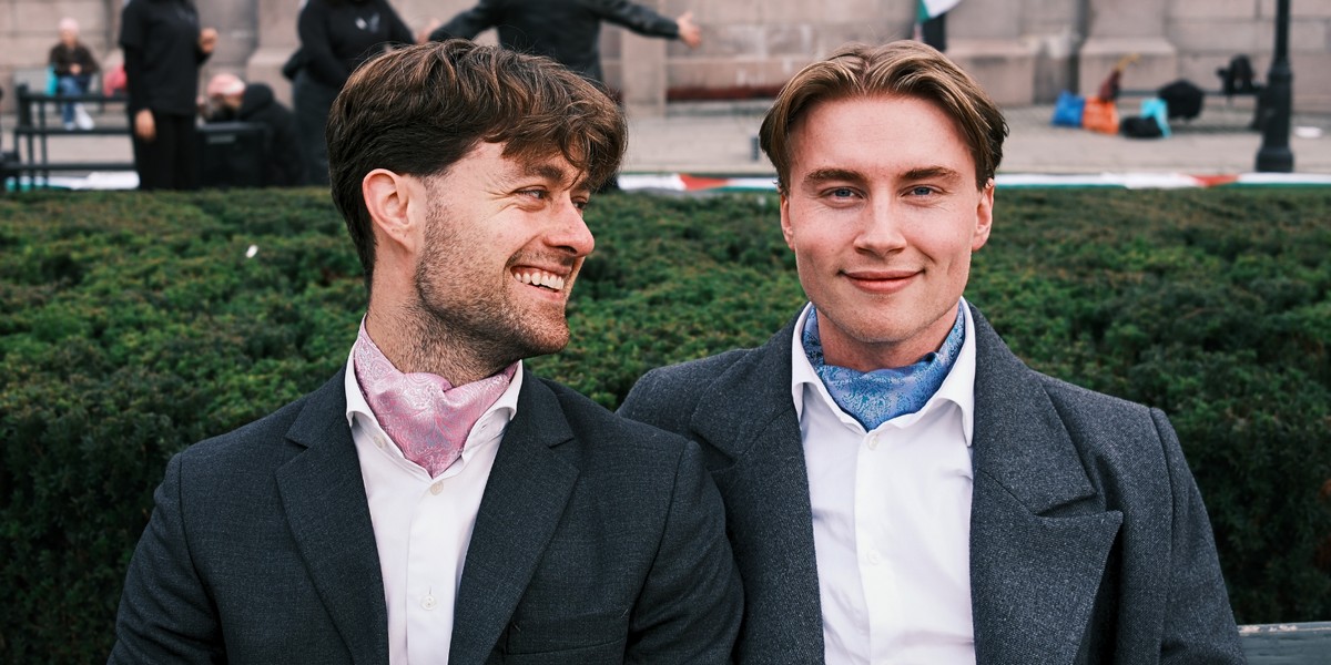 To menn i dress med ascot i rosa og blå paisley