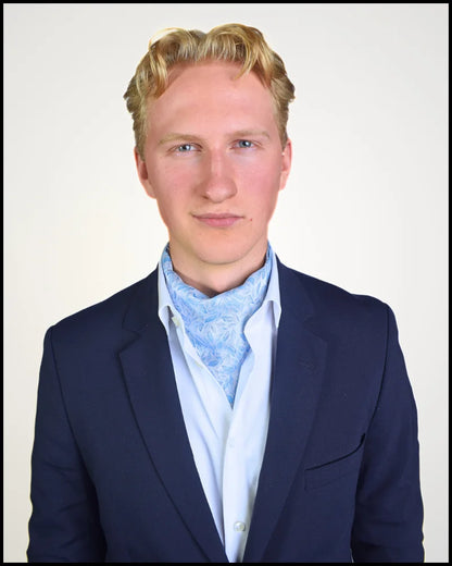 Ascot i hvit og lyseblå, modell Stockholm, portrett