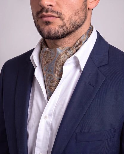 Mann i mørk dressjakke og hvit skjorte med gråblå paisley ascot, modell Casablanca