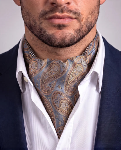 Nærbilde av gråblå ascot med paisley i kobber knyttet i skjorteåpningen, modell Casablanca