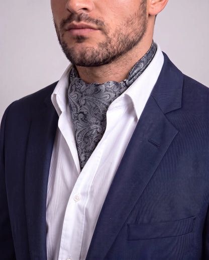 Mann i mørk dressjakke og hvit skjorte med koksgrå floral ascot, modell Milano