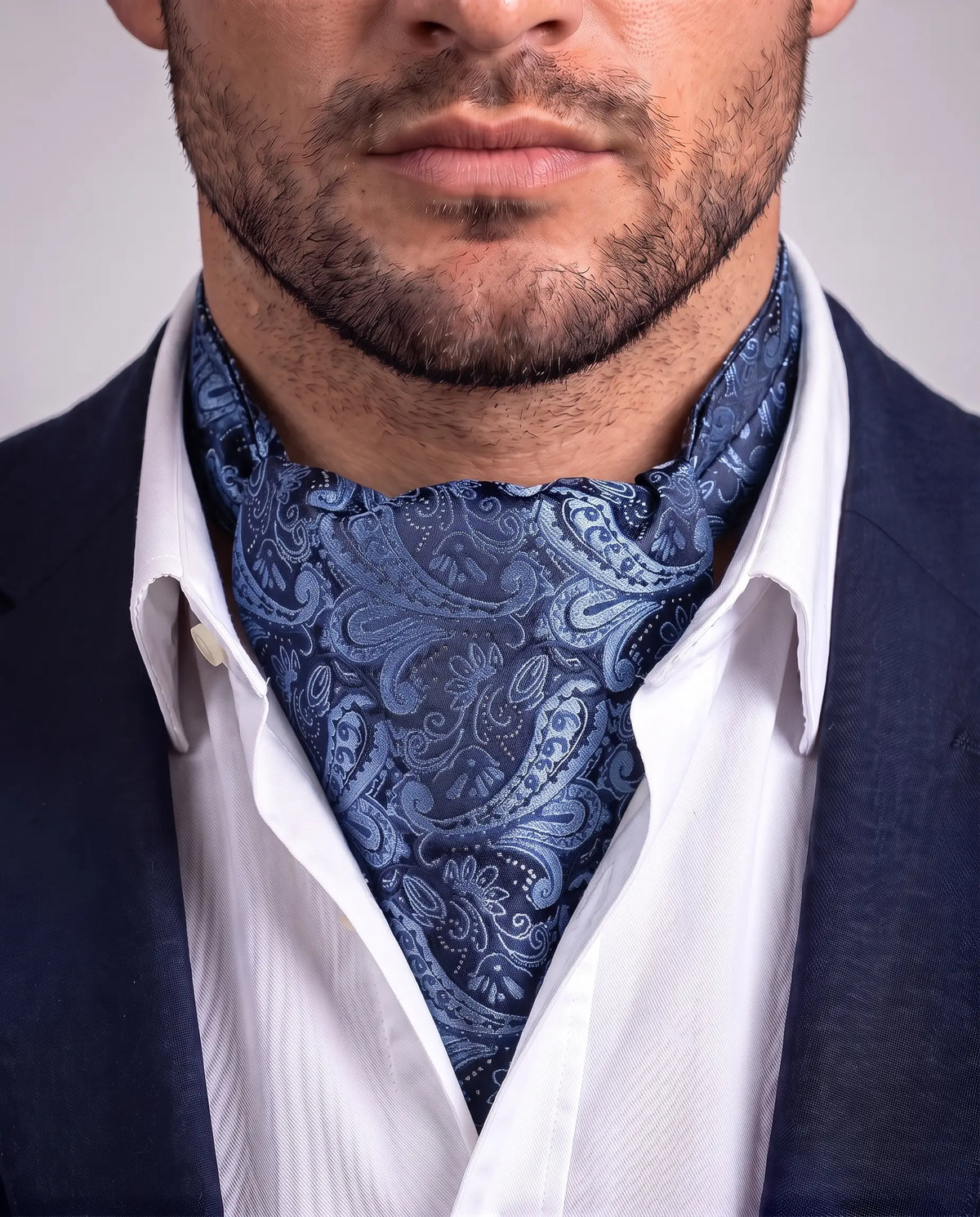 Nærbilde av marineblå ascot med paisley tone i tone, modell Nice