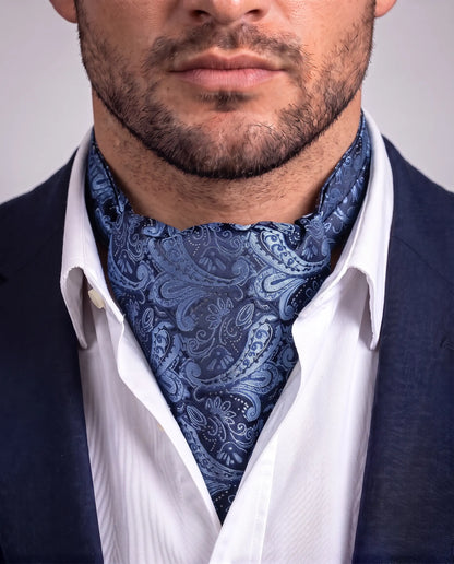 Nærbilde av marineblå ascot med paisley tone i tone, modell Nice