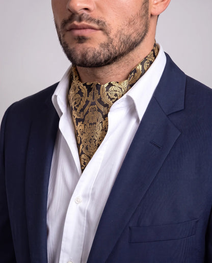 Mann i mørk dressjakke og hvit skjorte med sort og gull barokk ascot, modell Wien