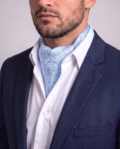 Mann i mørk dressjakke og hvit skjorte med lyseblå floral ascot, modell Stockholm